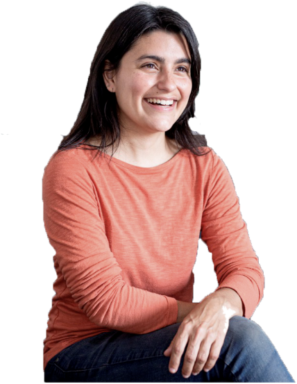 Florencia Cernuschi, sentada y sonriendo